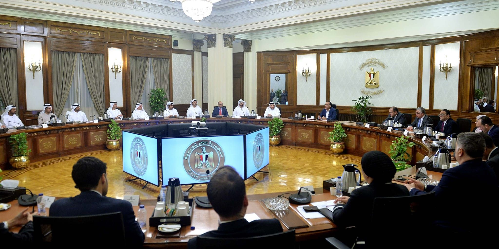 ما الذي دار بين رئيس الوزراء ووزير الاستثمار الإماراتي عقب عودته من رفح؟