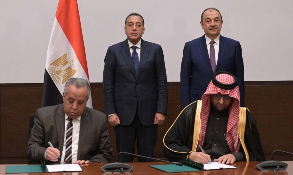 شركة "كيما" و"الشرق" للاستثمار توقعان على عقد لإنتاج سبائك السيليكو منجنيز